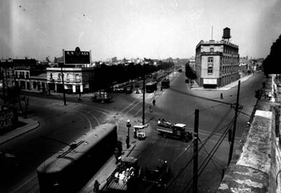 Imagen en blanco y negro de una ciudad

Descripción generada automáticamente